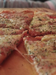 Una foto de Pizza casera como de pizzeria 😋😋🙈