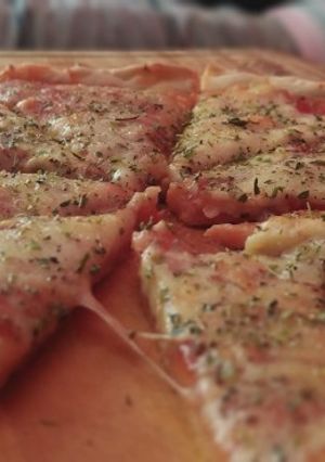 Una foto de Pizza casera como de pizzeria 😋😋🙈