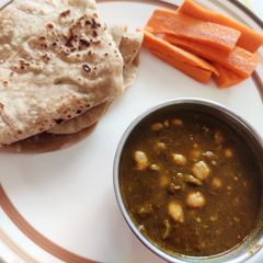 A picture of Chole Palak.