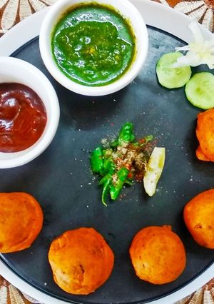 आलू बोंडा (Aloo bonda recipe in Hindi) रेसिपी मुख्य फोटो