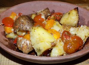 Una foto de Papas al plomo con cherry (ensalada fría o caliente)