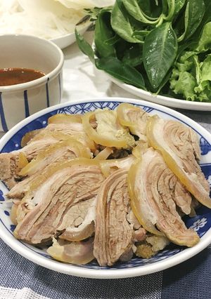 Hình của món Bê non hấp sả cuốn rau rừng.