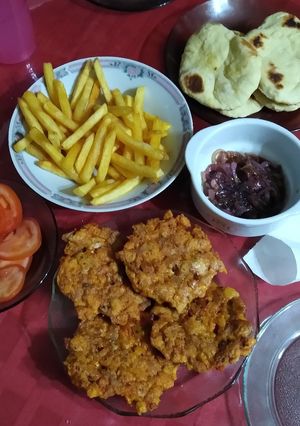 Una foto de Hamburguesa de pollo y algo más