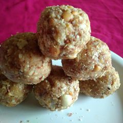 Peanuts laddus A picture of Peanuts laddus.