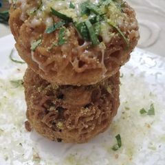 A picture of Cheese stuffed speghte wrapped potato balls😋.