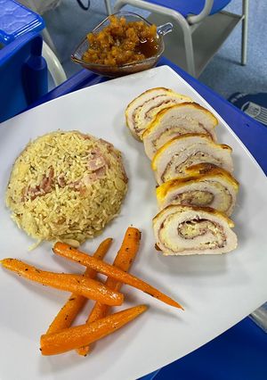 Una foto de Pechuga gratinada con jamón serrano y salsa de piña con panela