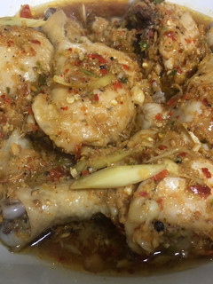A picture of Steamed Chicken with Various Herbs.