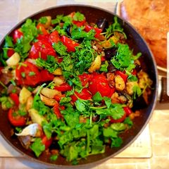 A picture of Warm salat with beef.