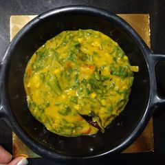 A picture of Lasooni palak.