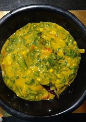 A picture of Lasooni palak.