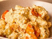 Una foto de tomates cherry y queso feta