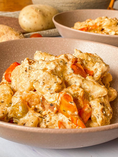 Una foto de Ñoquis integrales con feta y cherrys