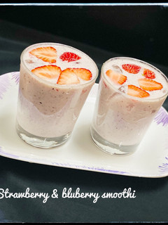 A picture of Strawberry 🍓 &blueberry smoothie.