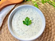 Una foto de salsa con yogur griego