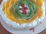Una foto de tarta durazno y kiwi