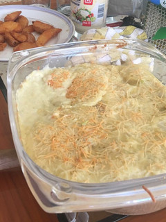 Una foto de Merluza con salsa y queso gratinado por encima