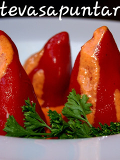 Una foto de Pimientos rellenos de salmón, merluza y langostinos 🌶🐟🦐