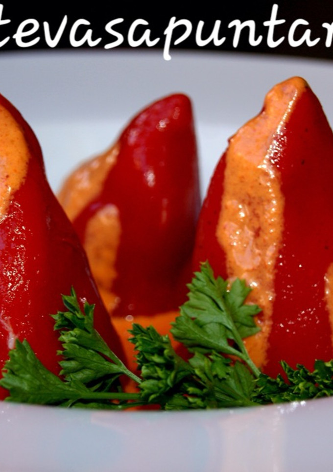 Una foto de Pimientos rellenos de salmón, merluza y langostinos 🌶🐟🦐