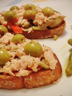Una foto de Tostadas con escalivada y bonito