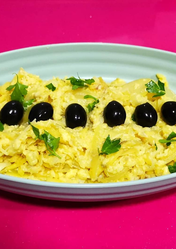 Una foto de Bacalao dorado o bacalhau a brás