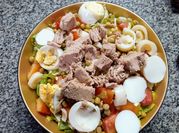 Una foto de ensalada de atun primavera