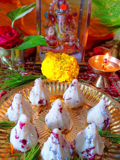 कोकोनट मिल्क मावा मोदक(coconut milk mawa modak recipe in hindi) रेसिपी मुख्य फोटो