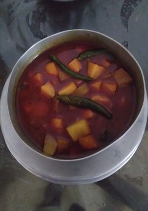 A picture of Raw papaya and potato curry.
