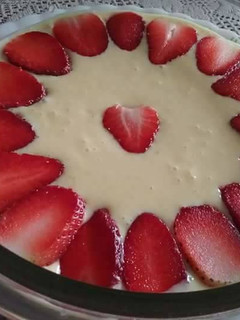 स्ट्रॉबेरी कस्टर्ड (Strawberry custard recipe in hindi) रेसिपी मुख्य फोटो