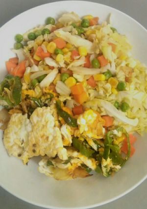 A picture of Softly fried salad with eggs.