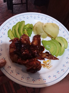 Una foto de Alitas de pollo en salsa bbq