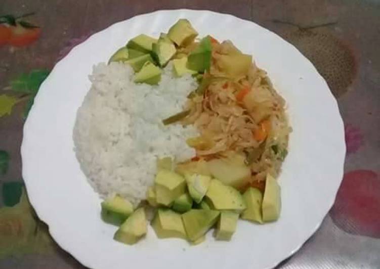 Steamed Rice, cabbage stew n Avocado. # Vegancontest#