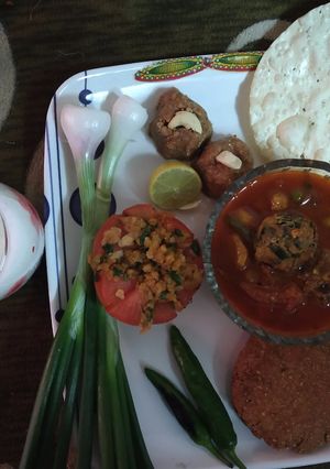 A picture of Undhiya with chapati.