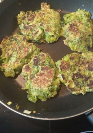 Una foto de Tortillitas de brócoli