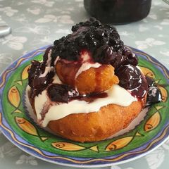 A picture of Cheese doughnuts - papanaşi.