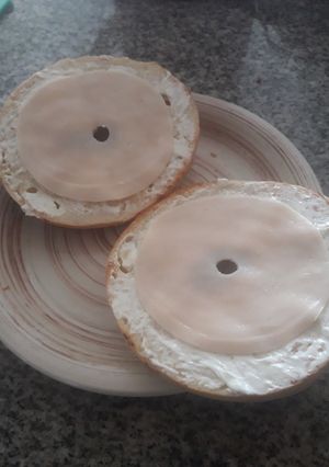 Una foto de Bagel de queso crema y jamón