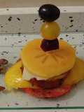 Pincho de lomo con frutas, verduras y queso