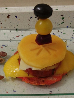 Una foto de Pincho de lomo con frutas, verduras y queso