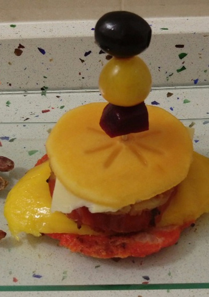 Una foto de Pincho de lomo con frutas, verduras y queso