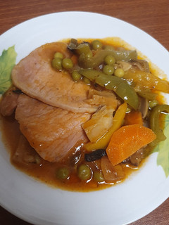 Una foto de Filetes de lomo de cerdo con verduras