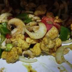 A picture of خوراک مرغ و قارچ رژیمی.