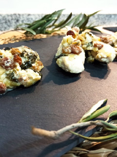 Una foto de Solomillo en salsa de espinacas 🥬 y queso de cabra 🧀🐐