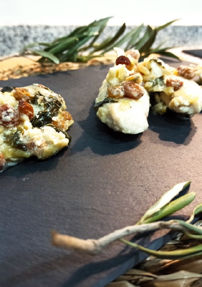 Una foto de Solomillo en salsa de espinacas 🥬 y queso de cabra 🧀🐐