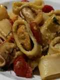 Calamarata con cozze, datterini e crema di pistacchio