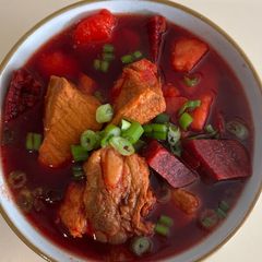 A picture of Vietnamese Beet Soup (Canh Củ Dền).