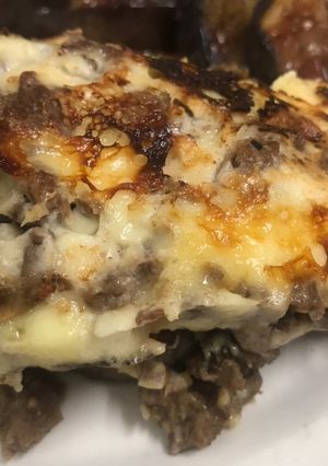 Una foto de Lasaña de plátano maduro con carne