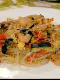 Spaghetti di Riso con Verdure e Gamberetti