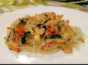 Foto di Spaghetti di Riso con Verdure e Gamberetti