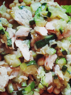 Una foto de Ensalada con salmón y calabacín