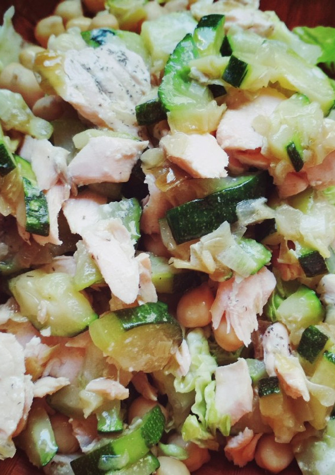 Una foto de Ensalada con salmón y calabacín