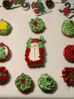 Una foto de Súper cupcakes y budín navideños
